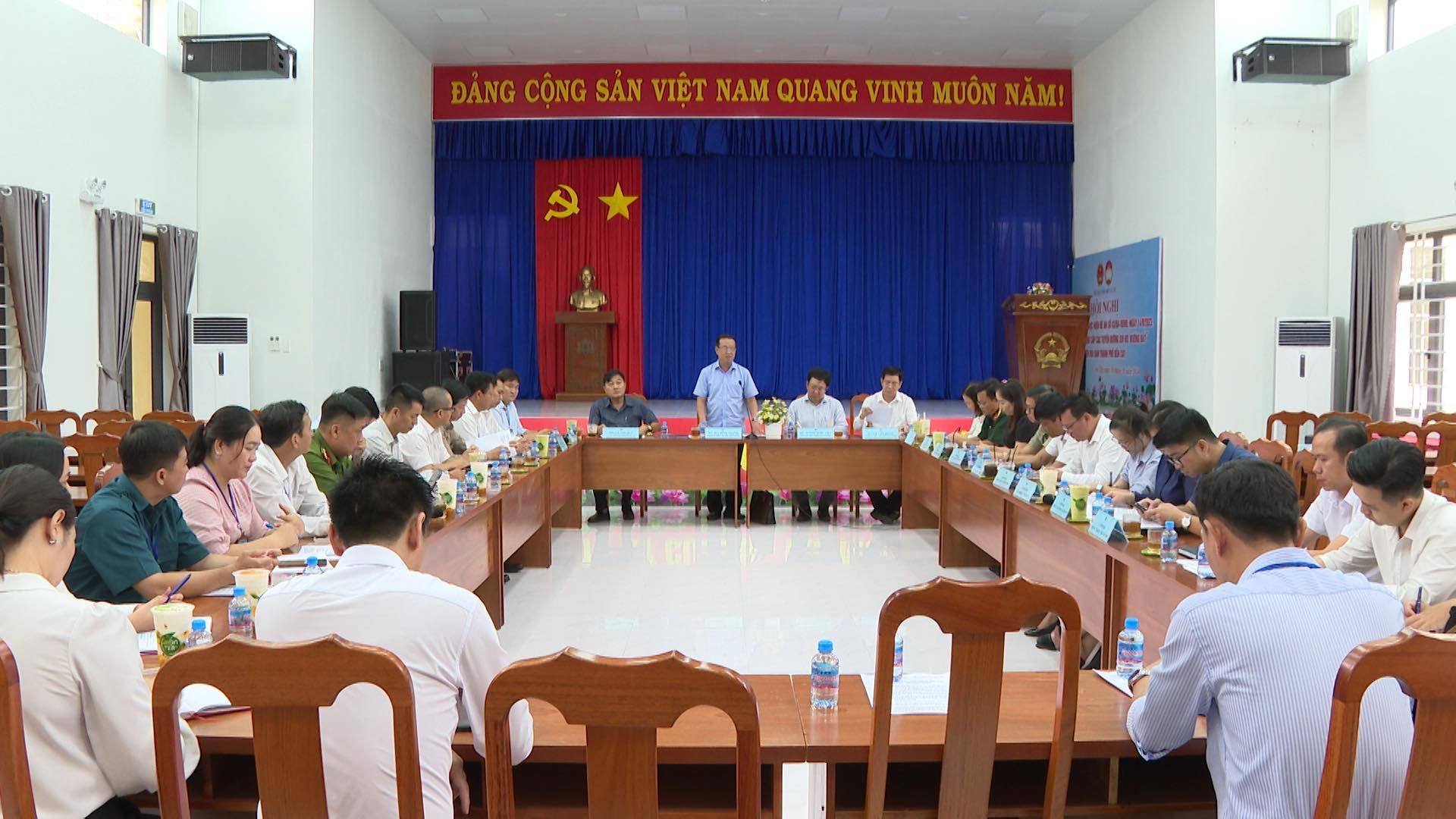 Có thể là hình ảnh về 10 người và văn bản