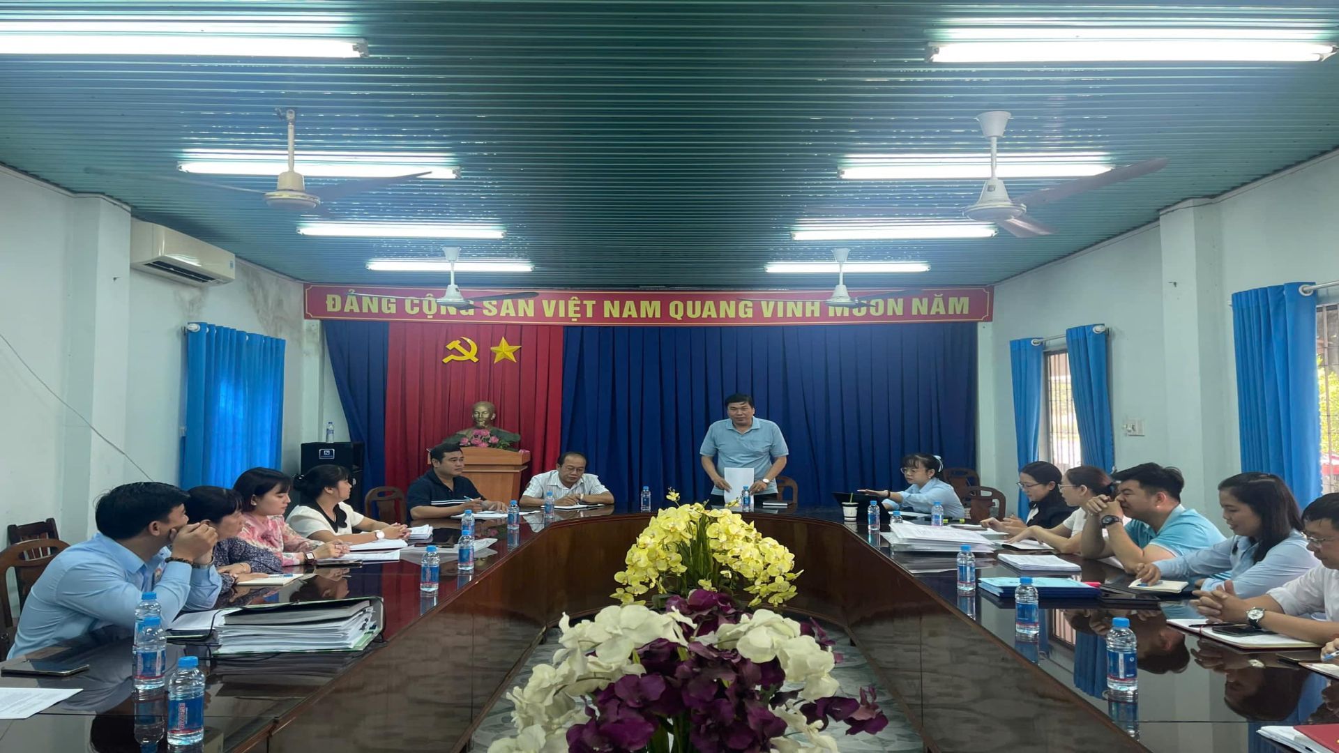 C&oacute; thể l&agrave; h&igrave;nh ảnh về 9 người, mọi người đang học, c&aacute;i bục v&agrave; văn bản