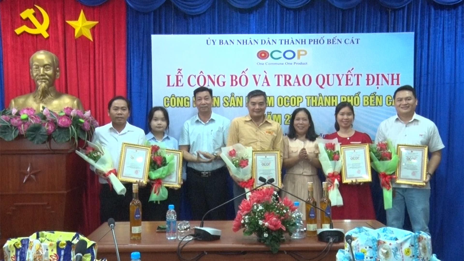 Có thể là hình ảnh về 7 người và văn bản