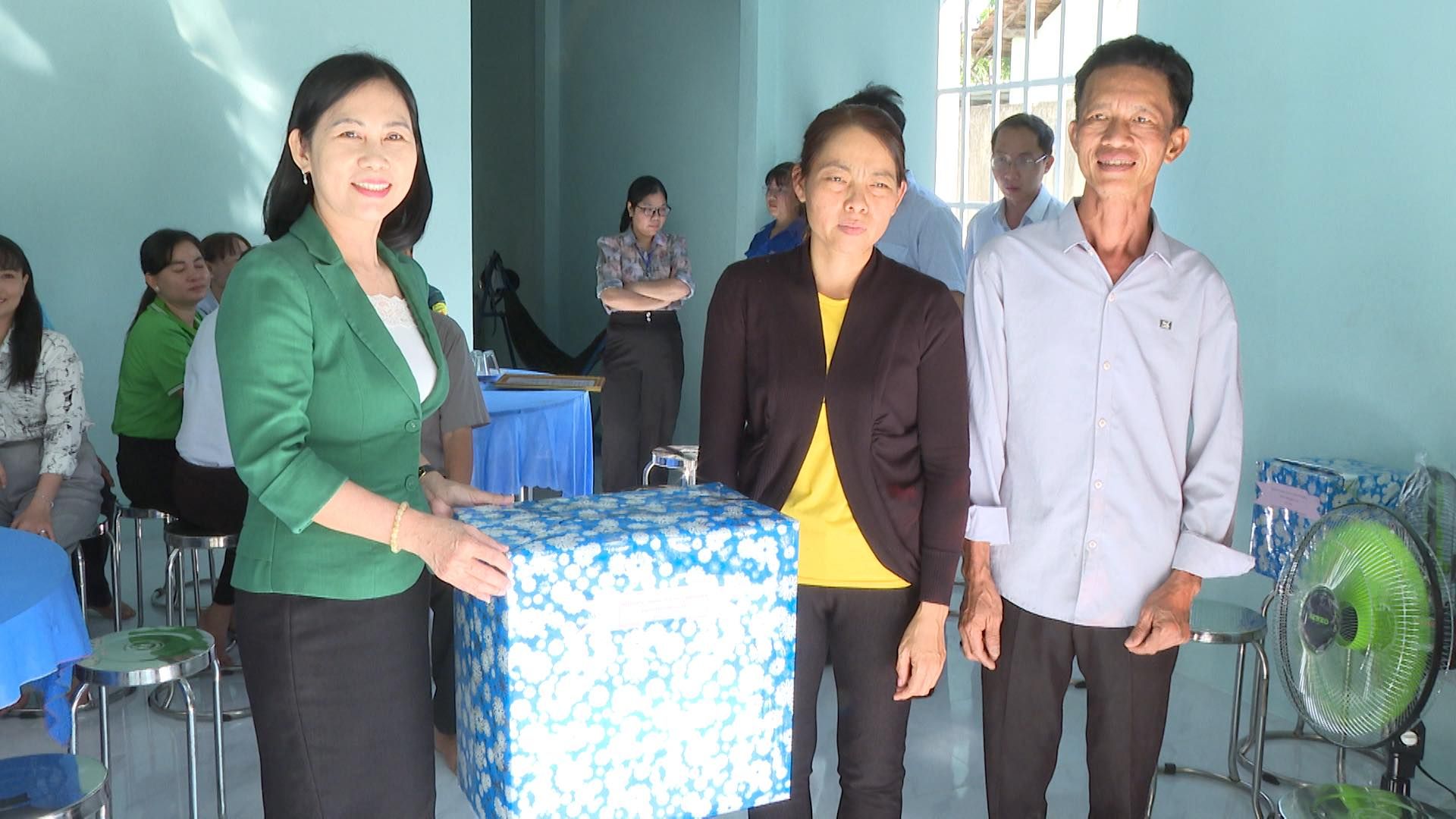 Có thể là hình ảnh về 6 người