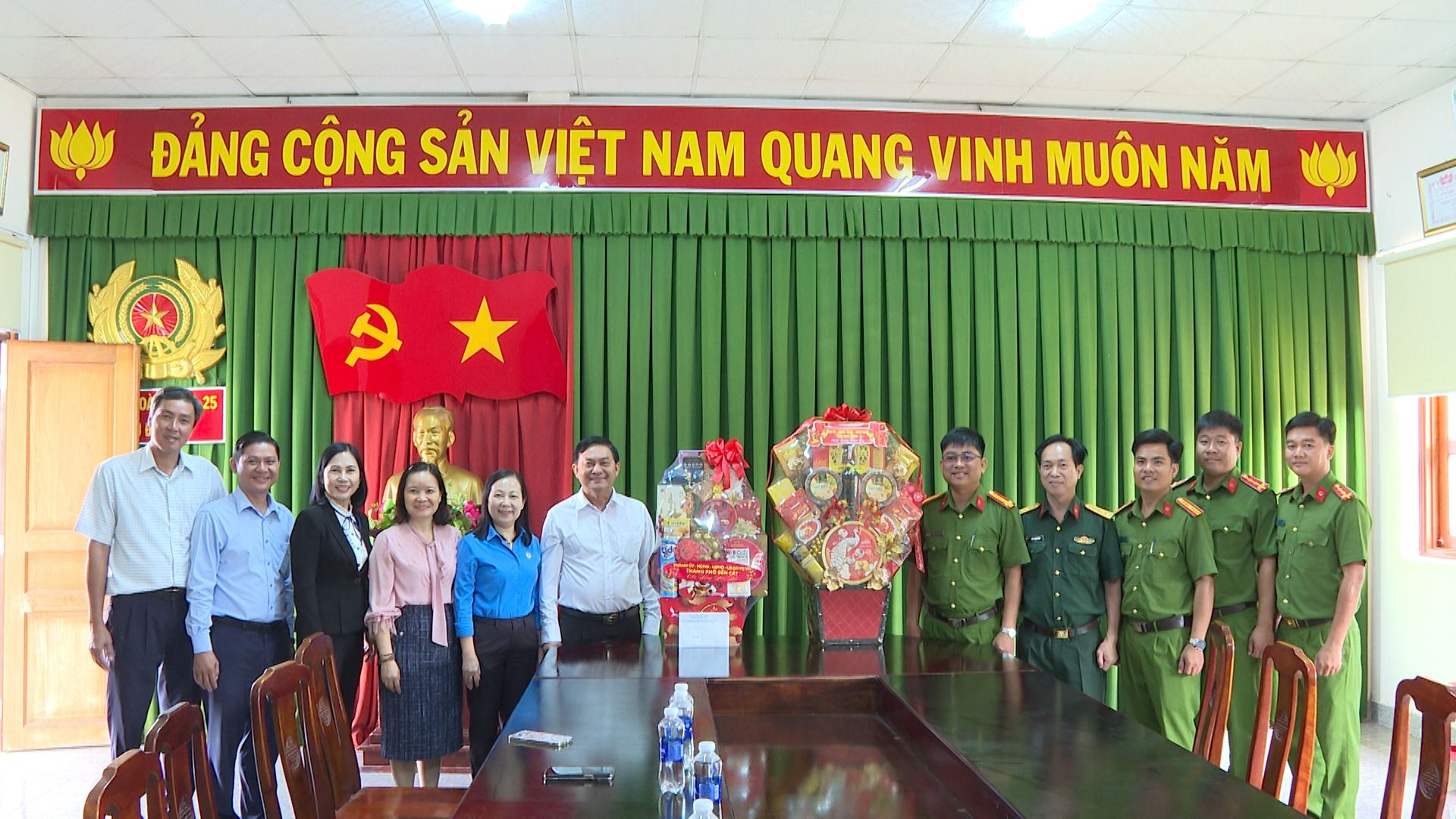 Có thể là hình ảnh về 11 người và văn bản