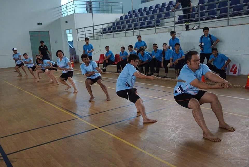Có thể là hình ảnh về 9 người, mọi người đang chơi bóng rổ và đang trình diễn võ thuật