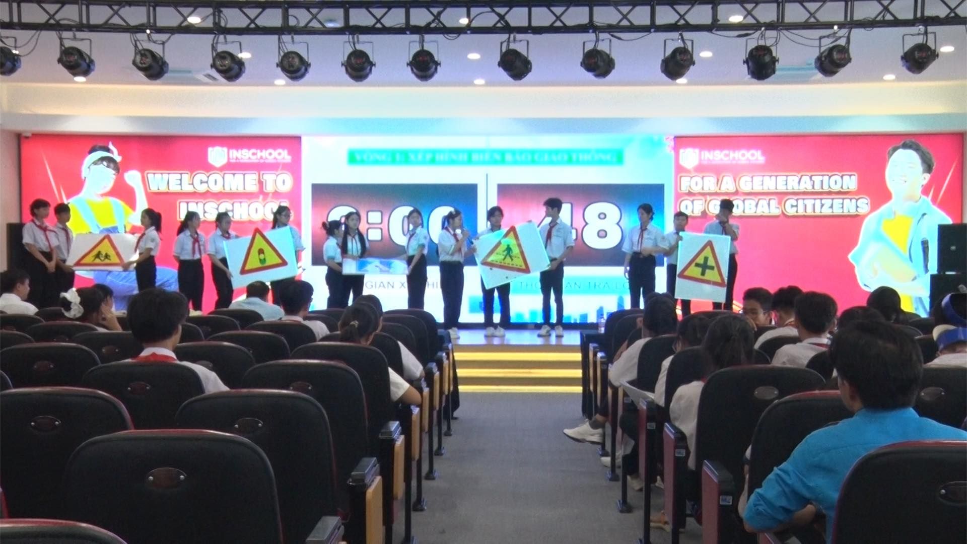 Có thể là hình ảnh về 9 người, TV, phòng tin tức và văn bản