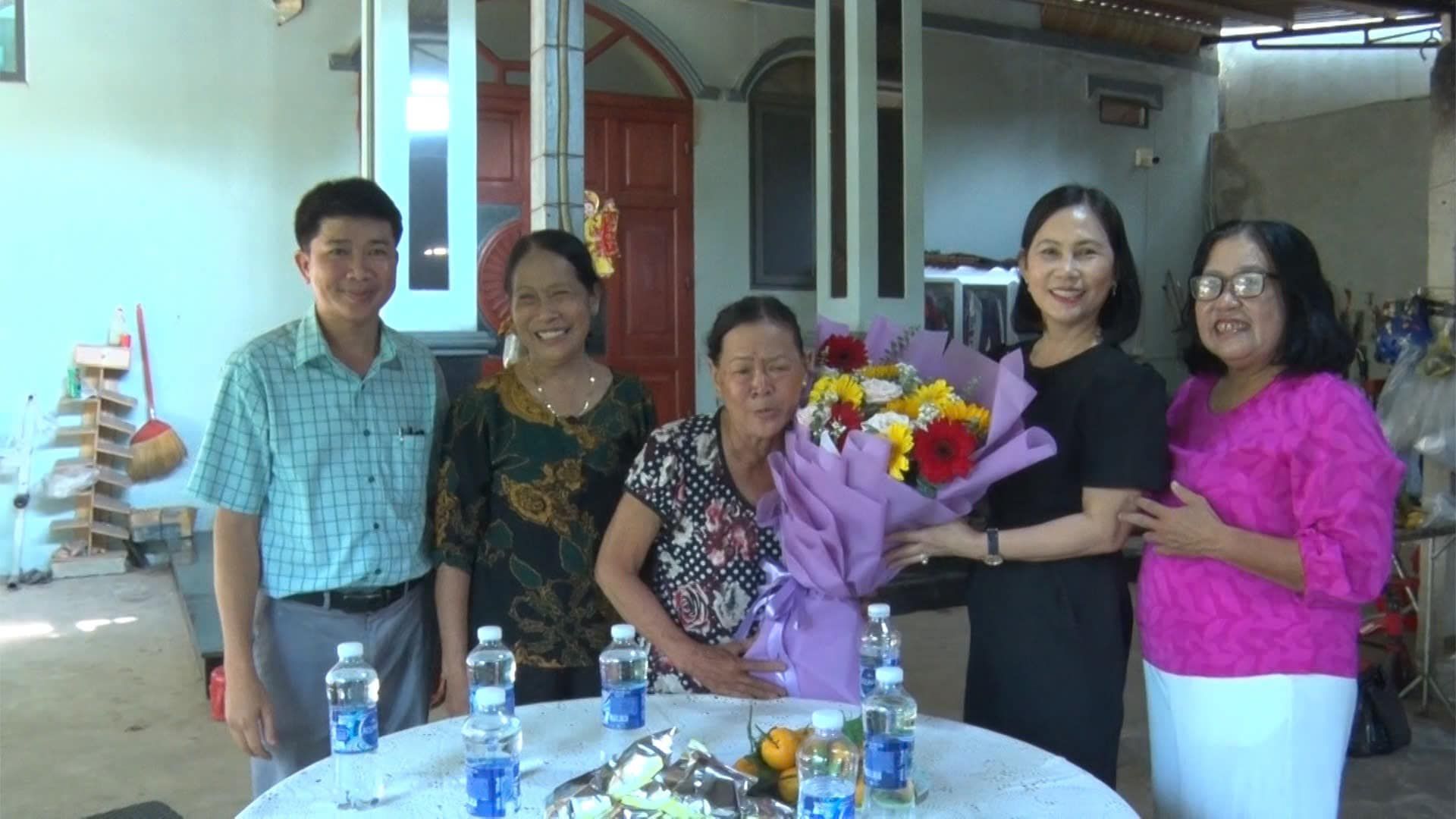 C&oacute; thể l&agrave; h&igrave;nh ảnh về 5 người v&agrave; mọi người đang cười