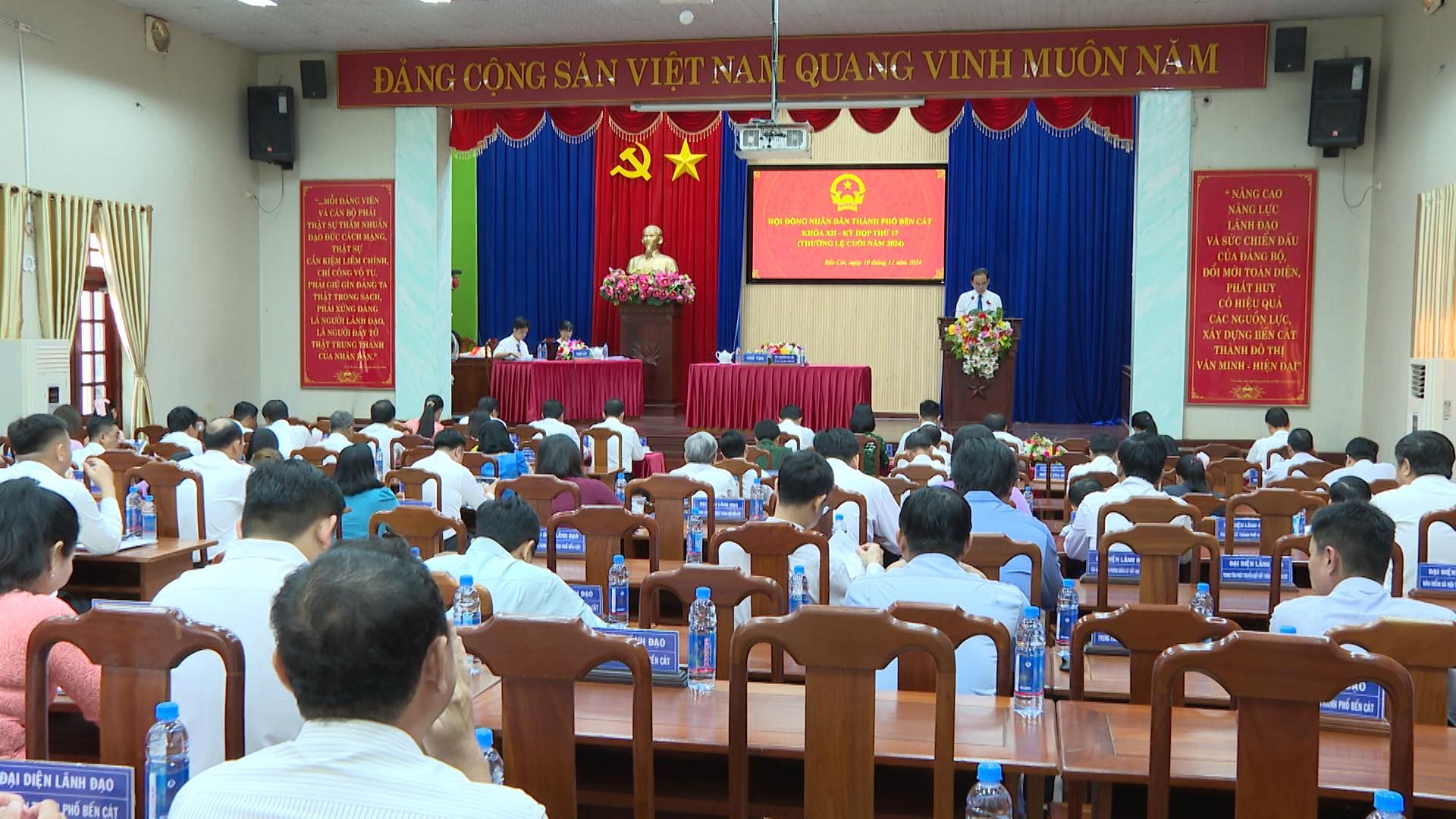 Có thể là hình ảnh về 3 người và văn bản