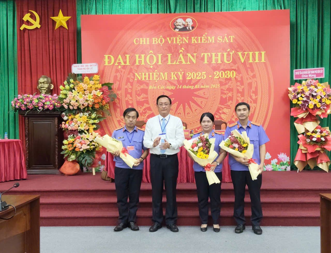 Có thể là hình ảnh về 4 người, cái bục và văn bản