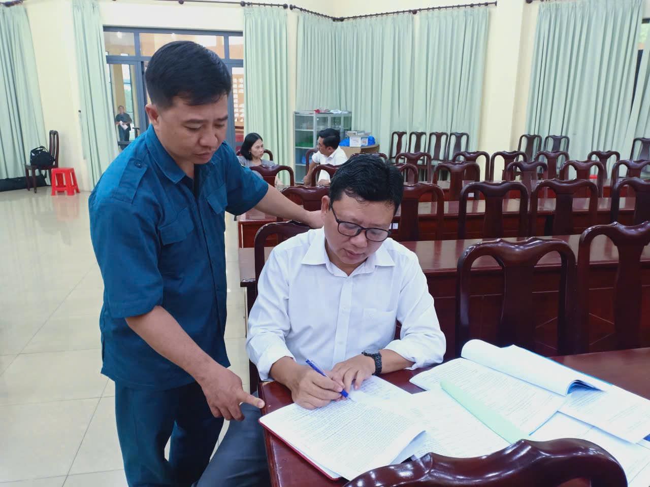 Có thể là hình ảnh về 2 người, mọi người đang học và văn bản