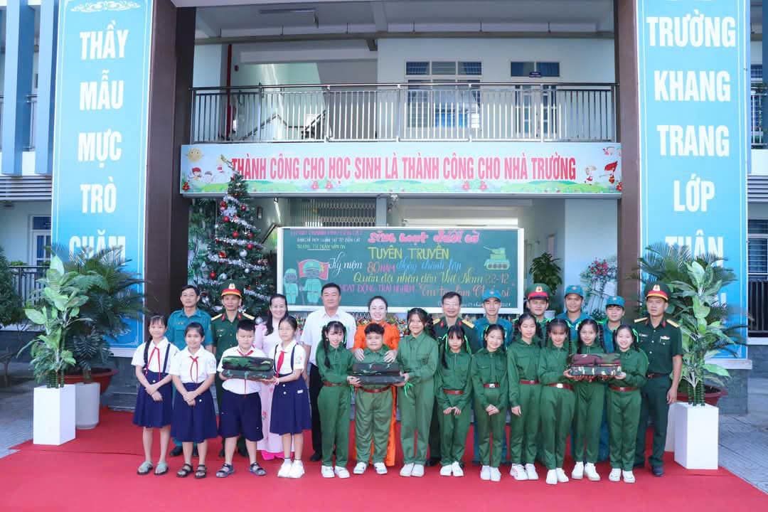 Có thể là hình ảnh về 11 người và văn bản