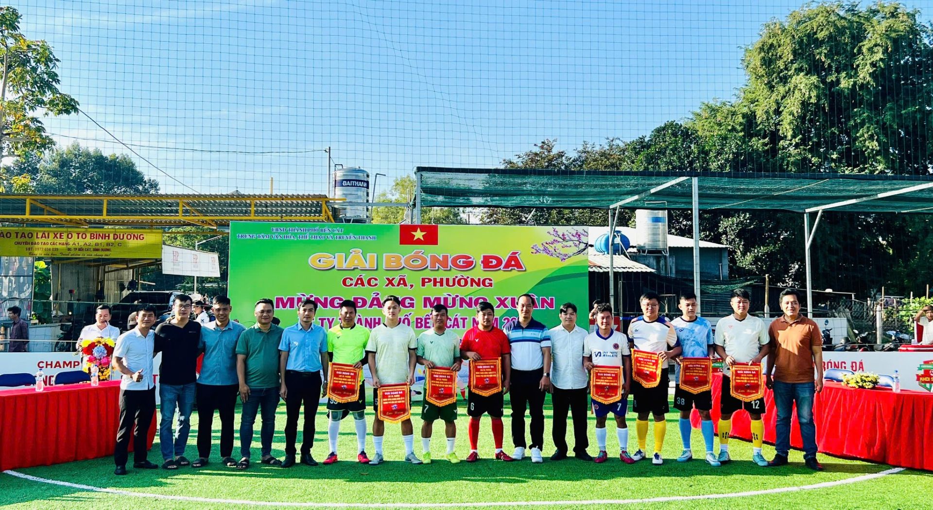 Có thể là hình ảnh về 13 người, mọi người đang chơi tennis, mọi người đang đánh golf và văn bản