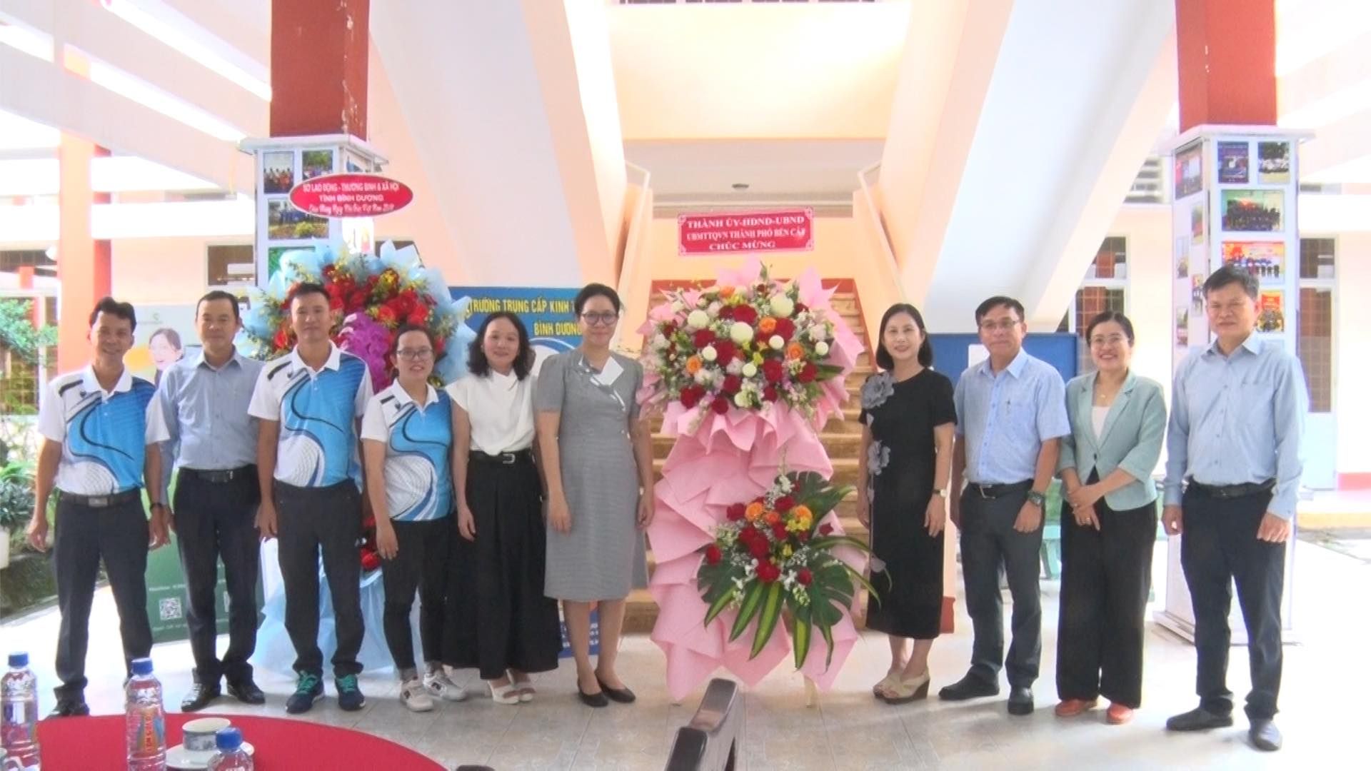 Có thể là hình ảnh về 10 người, bệnh viện và văn bản