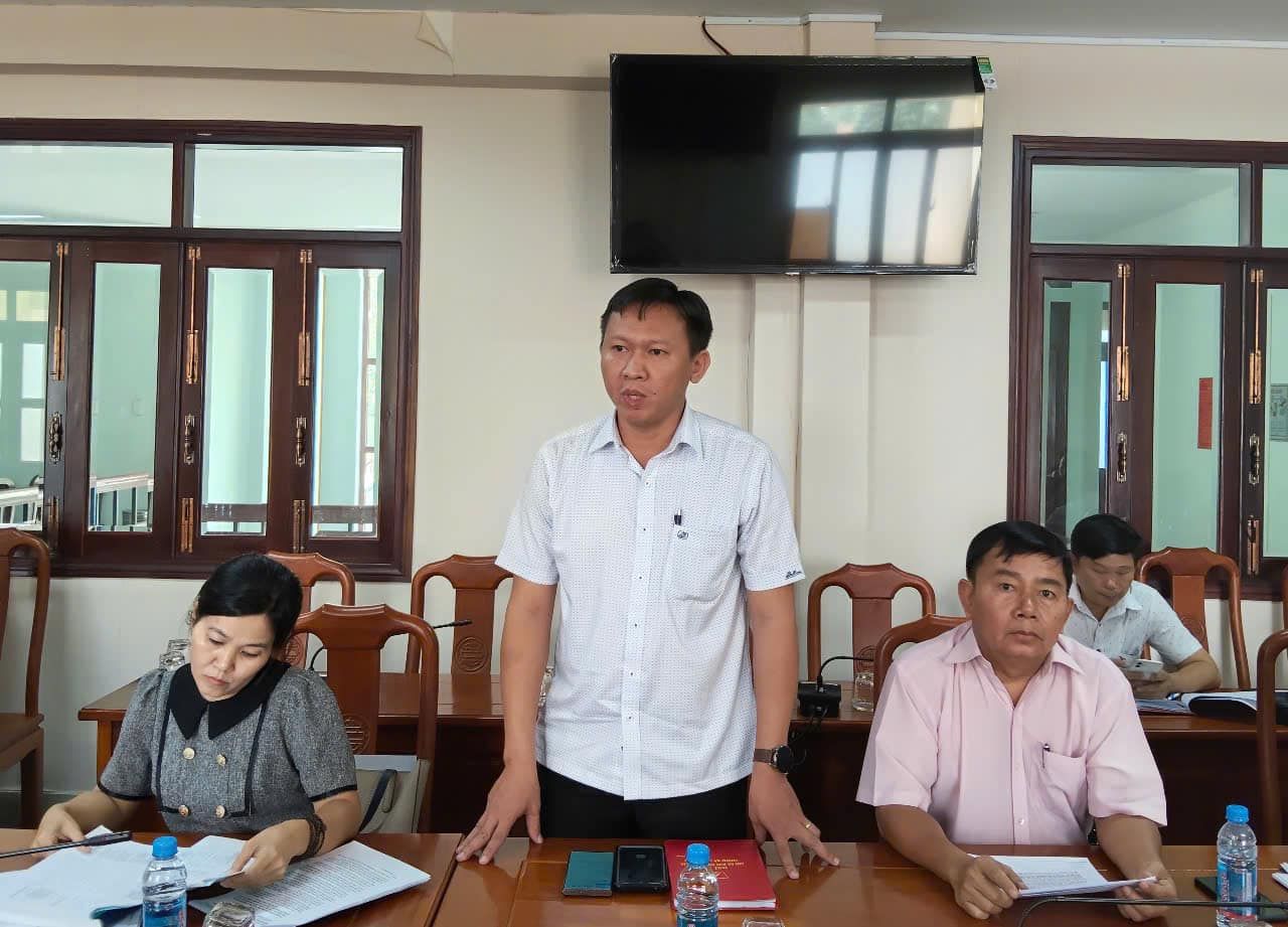 Có thể là hình ảnh về 4 người và văn bản