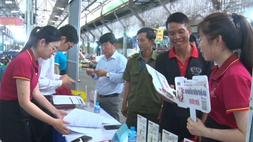 Có thể là hình ảnh về 5 người và văn bản