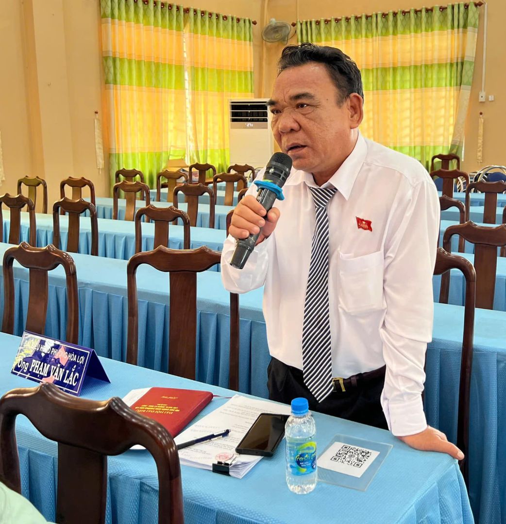 Có thể là hình ảnh về 1 người, cái bục và văn bản