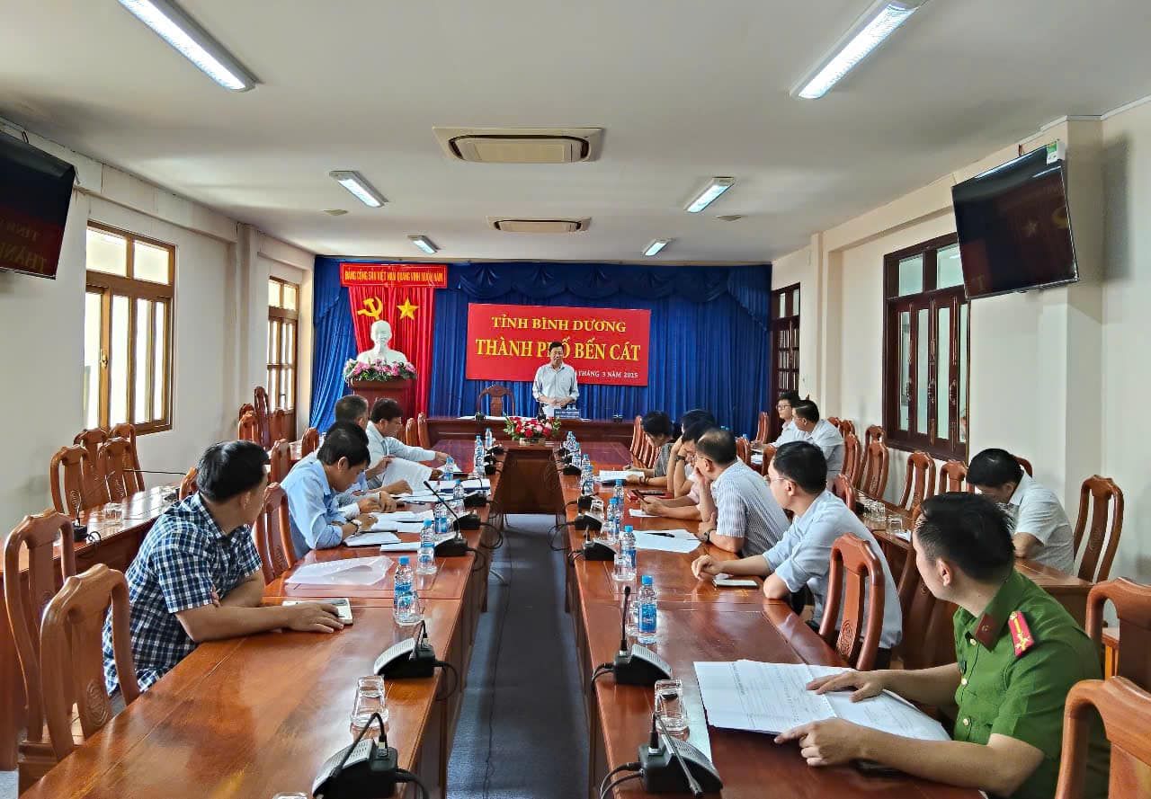 Có thể là hình ảnh về 8 người, mọi người đang học và văn bản