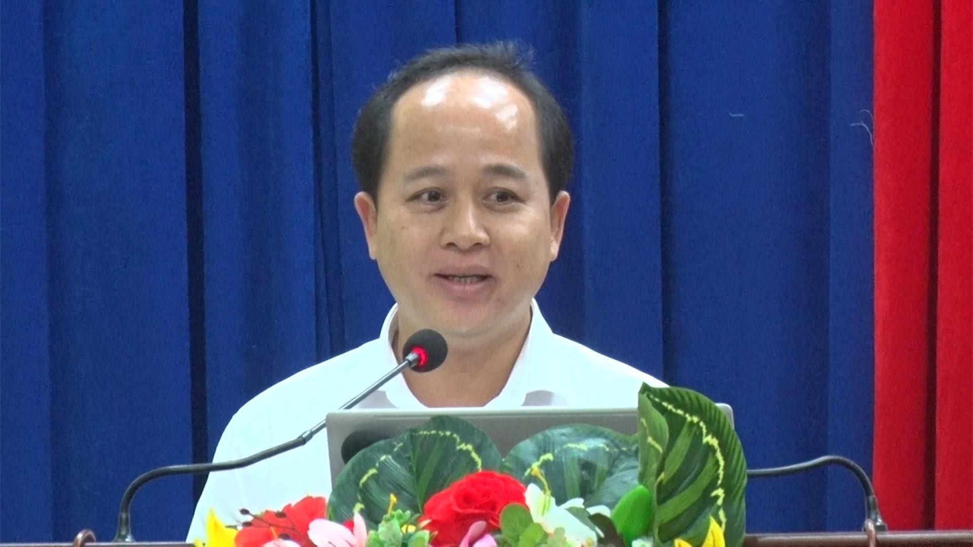 Có thể là hình ảnh về 1 người và cái bục