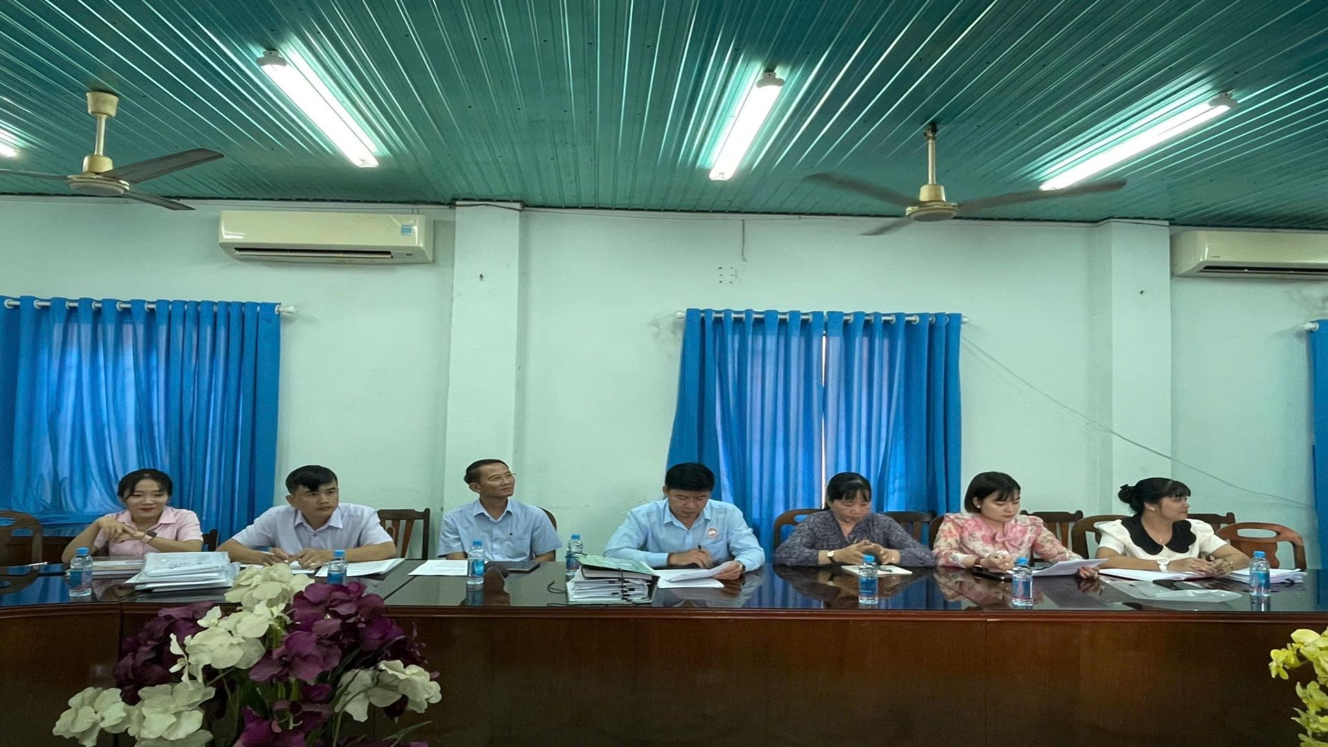 C&oacute; thể l&agrave; h&igrave;nh ảnh về 7 người v&agrave; c&aacute;i bục