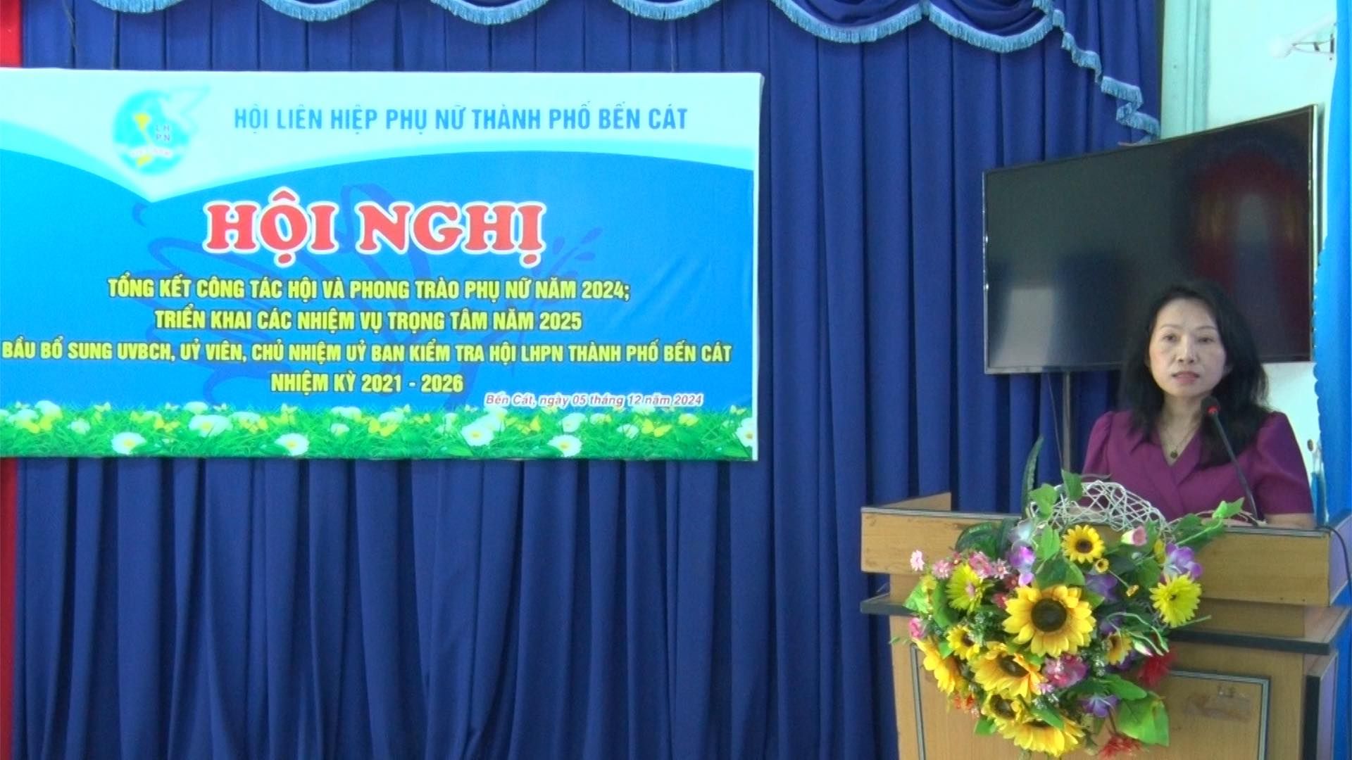 Có thể là hình ảnh về 1 người, TV, cái bục, phòng tin tức và văn bản cho biết 'HOI LIEN HIEP PHỤ NƯ THÀNH PHO BEN CAT HỘI NGHỊ TỐNG KẾT CÔNG TAC HÔI VÀ PHONG TRAO PHU NỮ NÂM 2024; TRIỀN KHAI CAC NHIÊM VU TRỌNG TÂM NĂM 2025 BẦU BỐ SUNG MBC UÝ VIÊN, CHỦ ΝΗΙEΜ UÝ BAN κιέM TRA HỘI LHPN THÀNH PHỐ BÉN CẤT NHIÊM KY 2021 2026 B agdyastháng 2nam202 2024'
