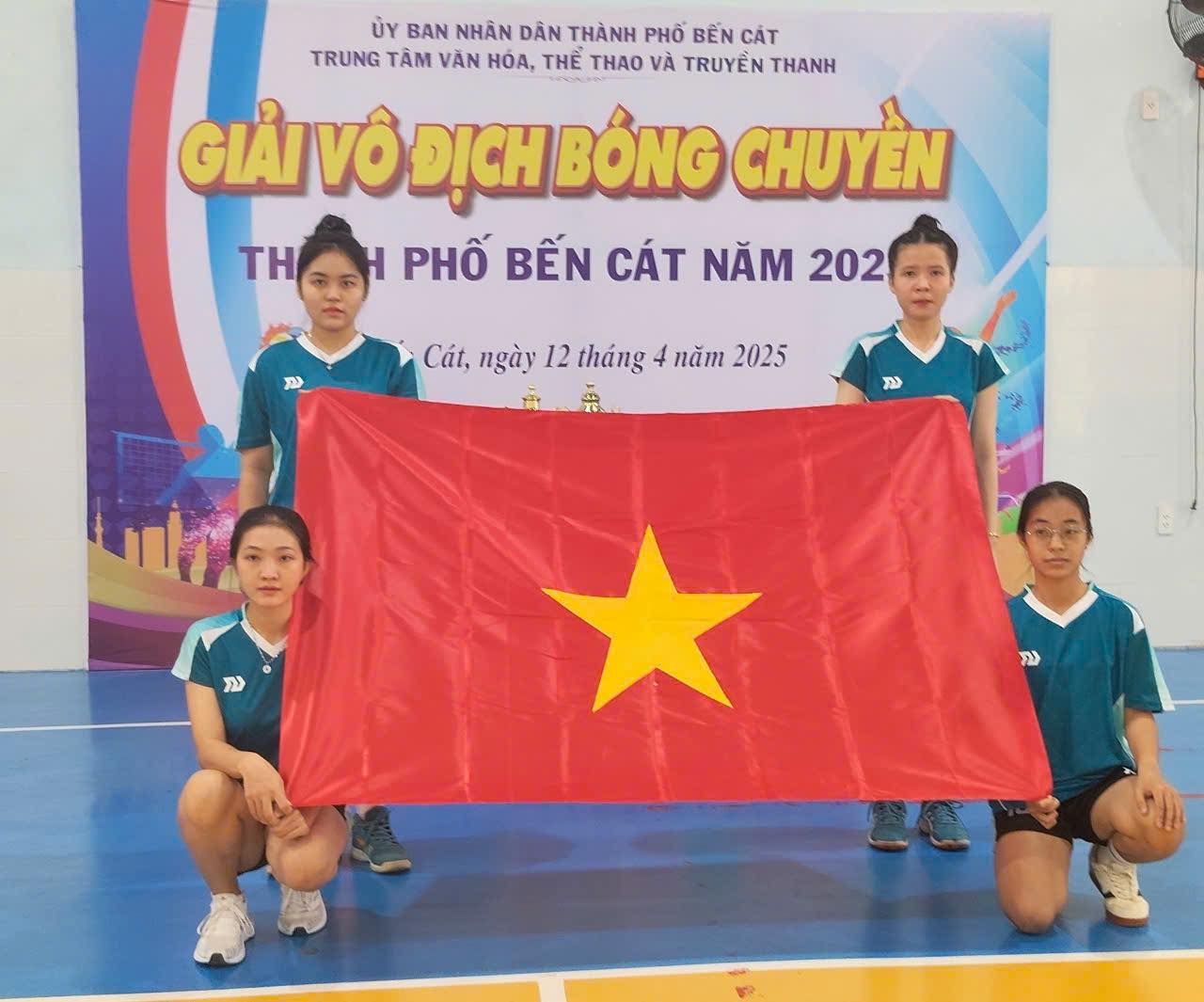 Có thể là hình ảnh về ‎4 người và ‎văn bản cho biết '‎ỦY BAN NHÂN DÂN THÀNH PHỖ BÊN CÁT TRUNG TÂM VÀN HÓA, THỂ THAO VÀ TRUYỀN THANH GIẢI VÔ ĐỊCH BÓNG CHUYỀN ਖ PHỐ BẾN CÁT NĂM 202 TH ير Cát, ngày 12 tháng 4 năm 2025 בת‎'‎‎