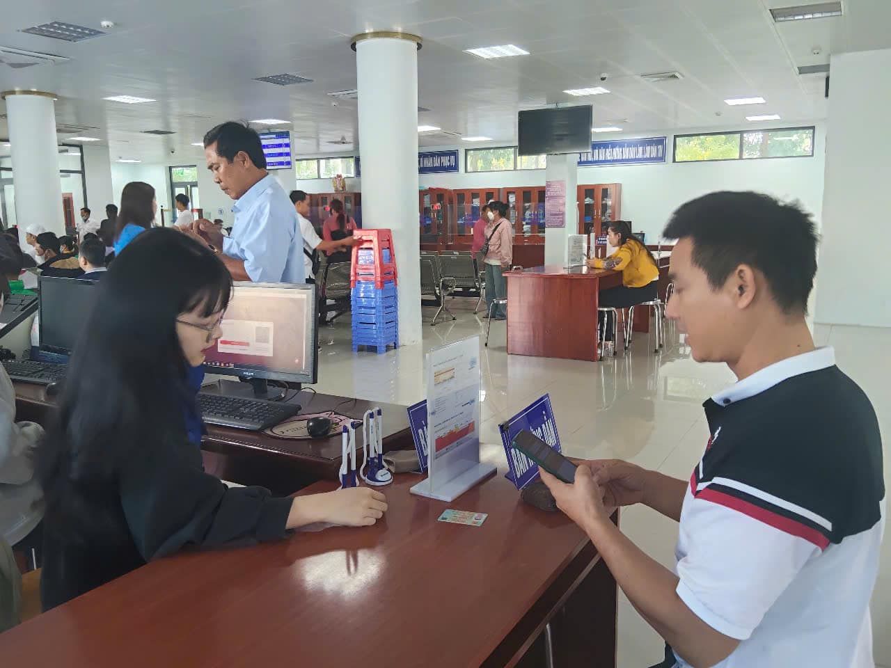 Có thể là hình ảnh về 8 người và văn bản