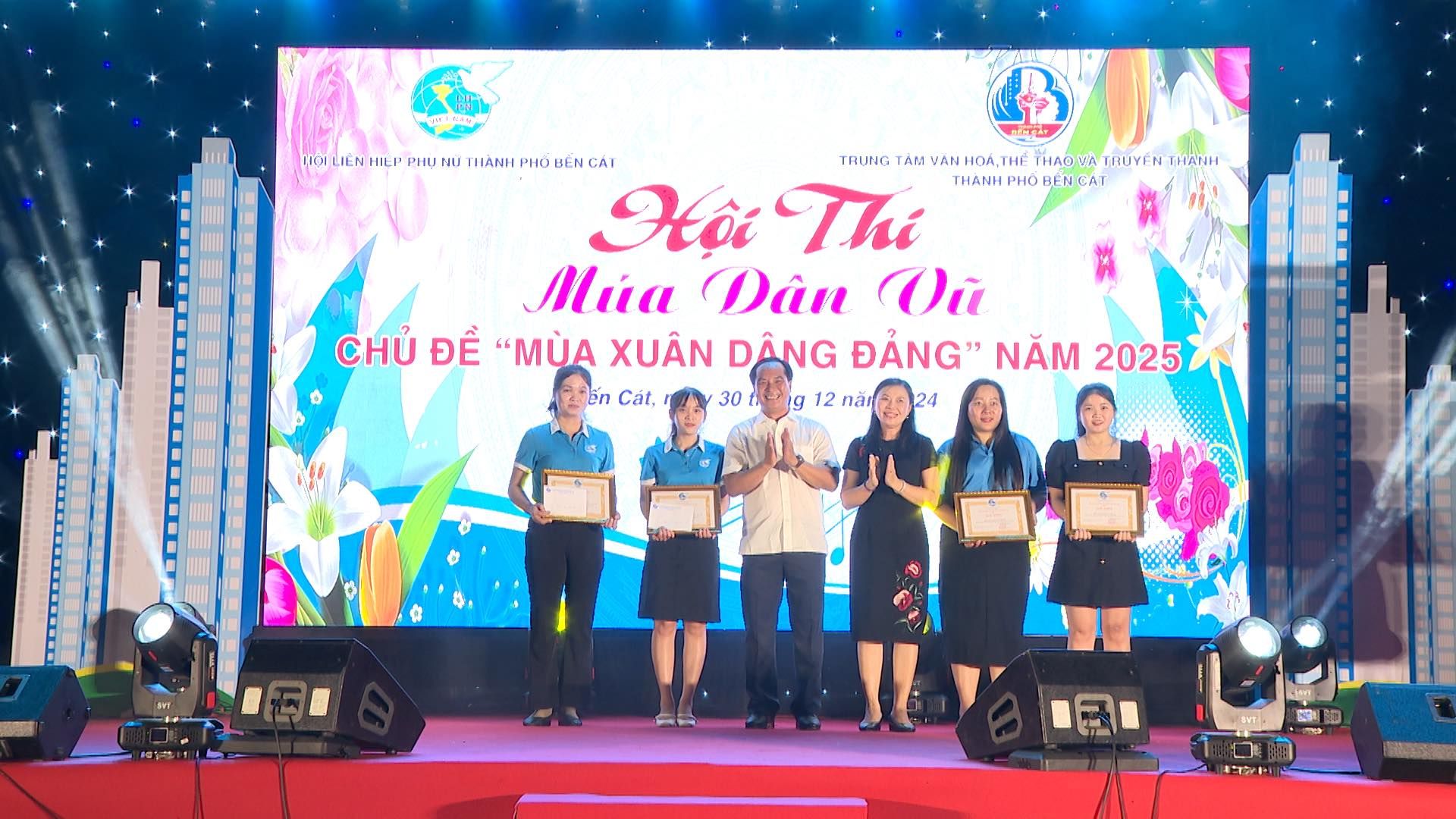 Có thể là hình ảnh về 6 người và văn bản