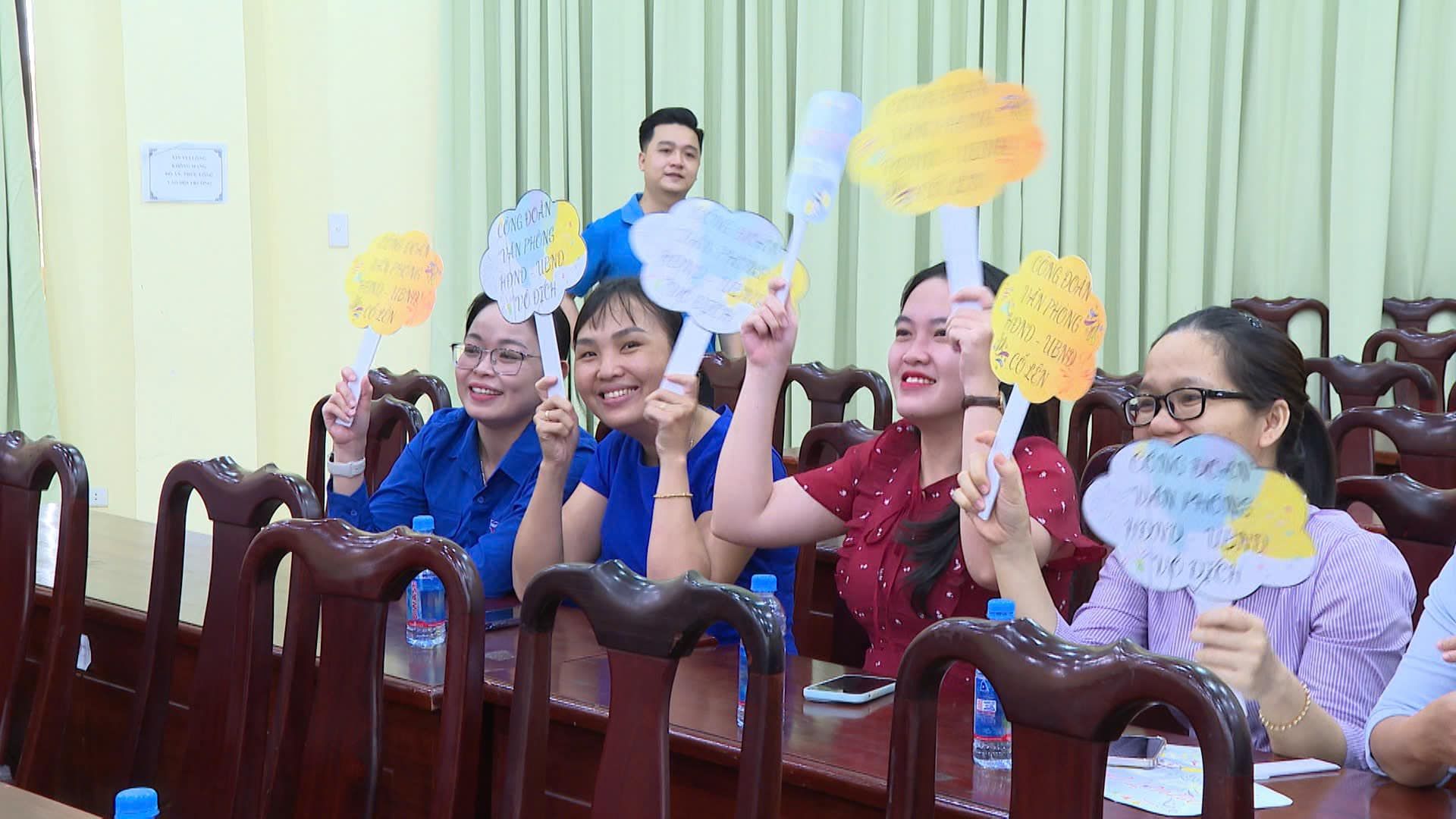 Có thể là hình ảnh về 6 người và văn bản