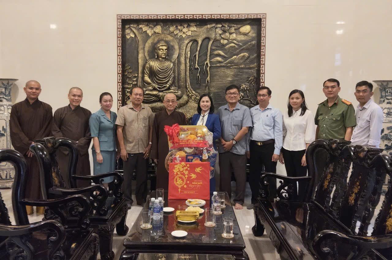 Có thể là hình ảnh về 12 người và văn bản