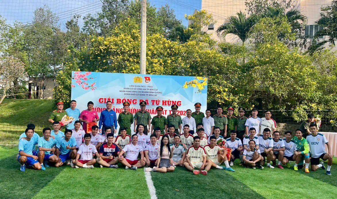 Có thể là hình ảnh về 1 người, đang chơi bóng bầu dục, đang chơi bóng đá và văn bản