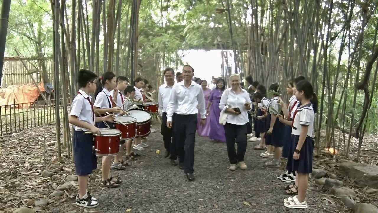 Có thể là hình ảnh về 11 người và kèn clarinet