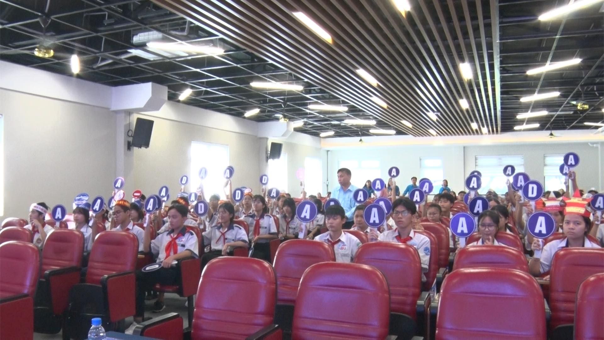 Có thể là hình ảnh về đang học, kèn clarinet và đám đông