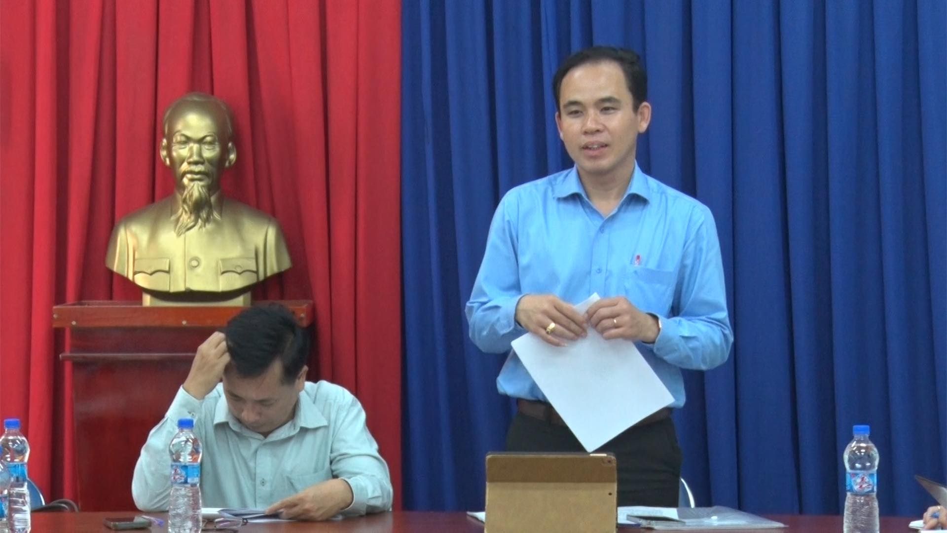 C&oacute; thể l&agrave; h&igrave;nh ảnh về 2 người