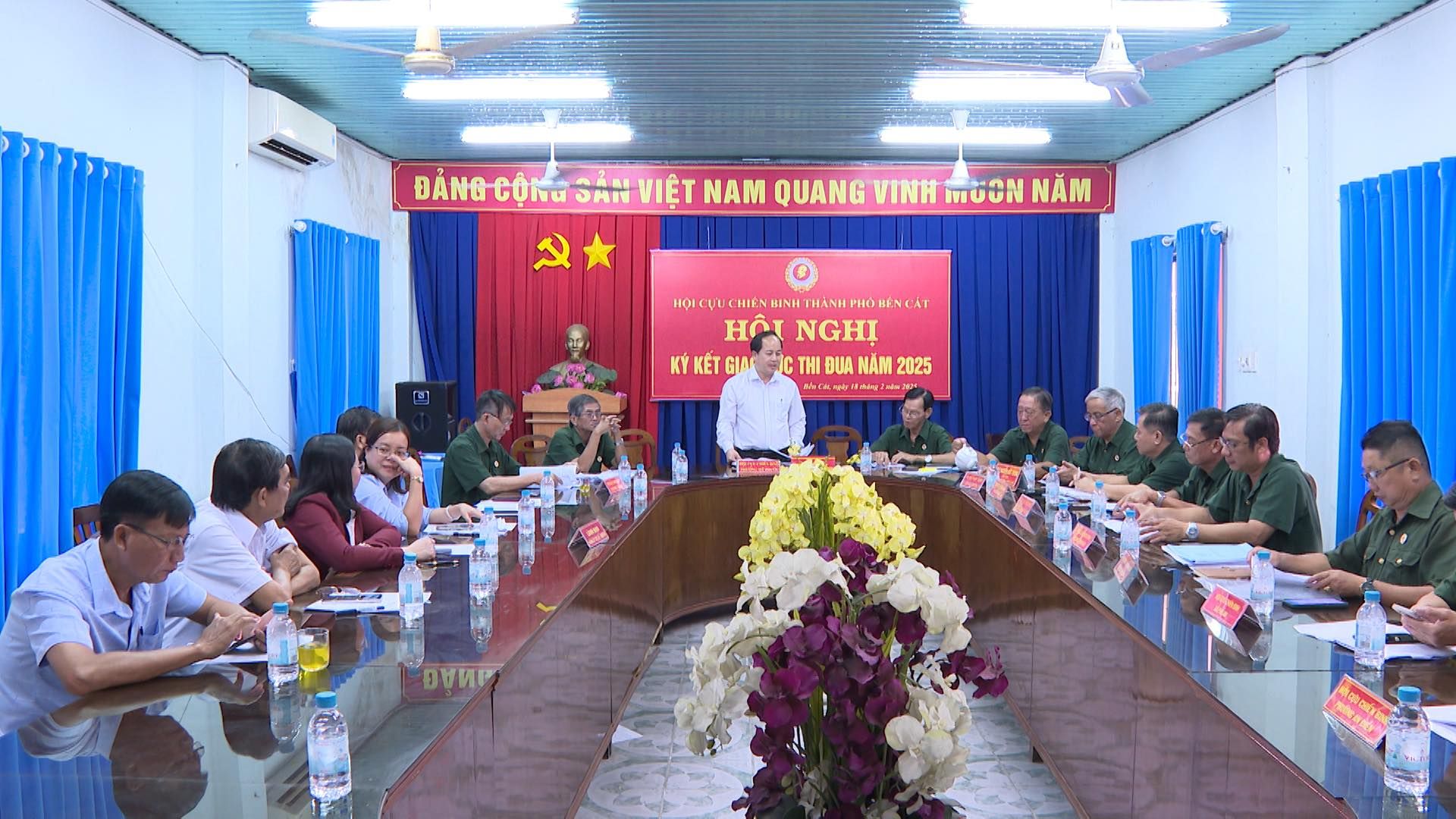 Có thể là hình ảnh về 11 người và văn bản