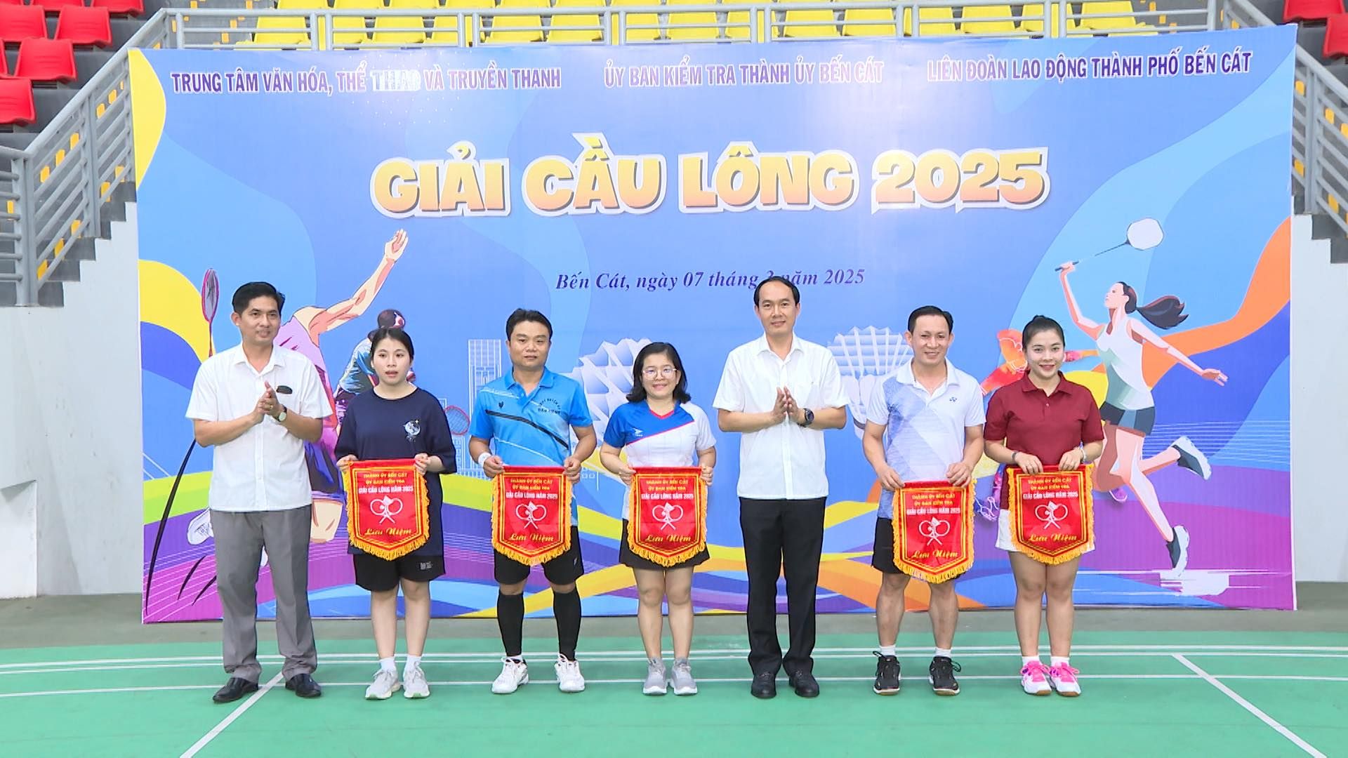Có thể là hình ảnh về 8 người và văn bản