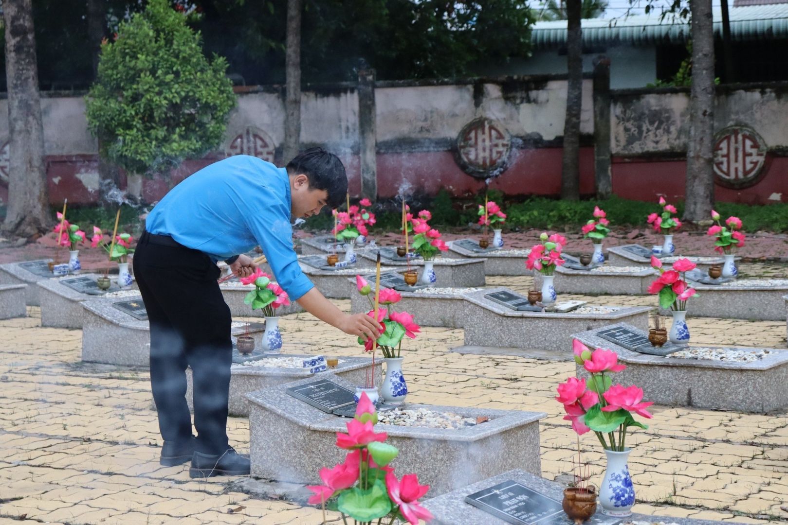 Có thể là hình ảnh về 2 người