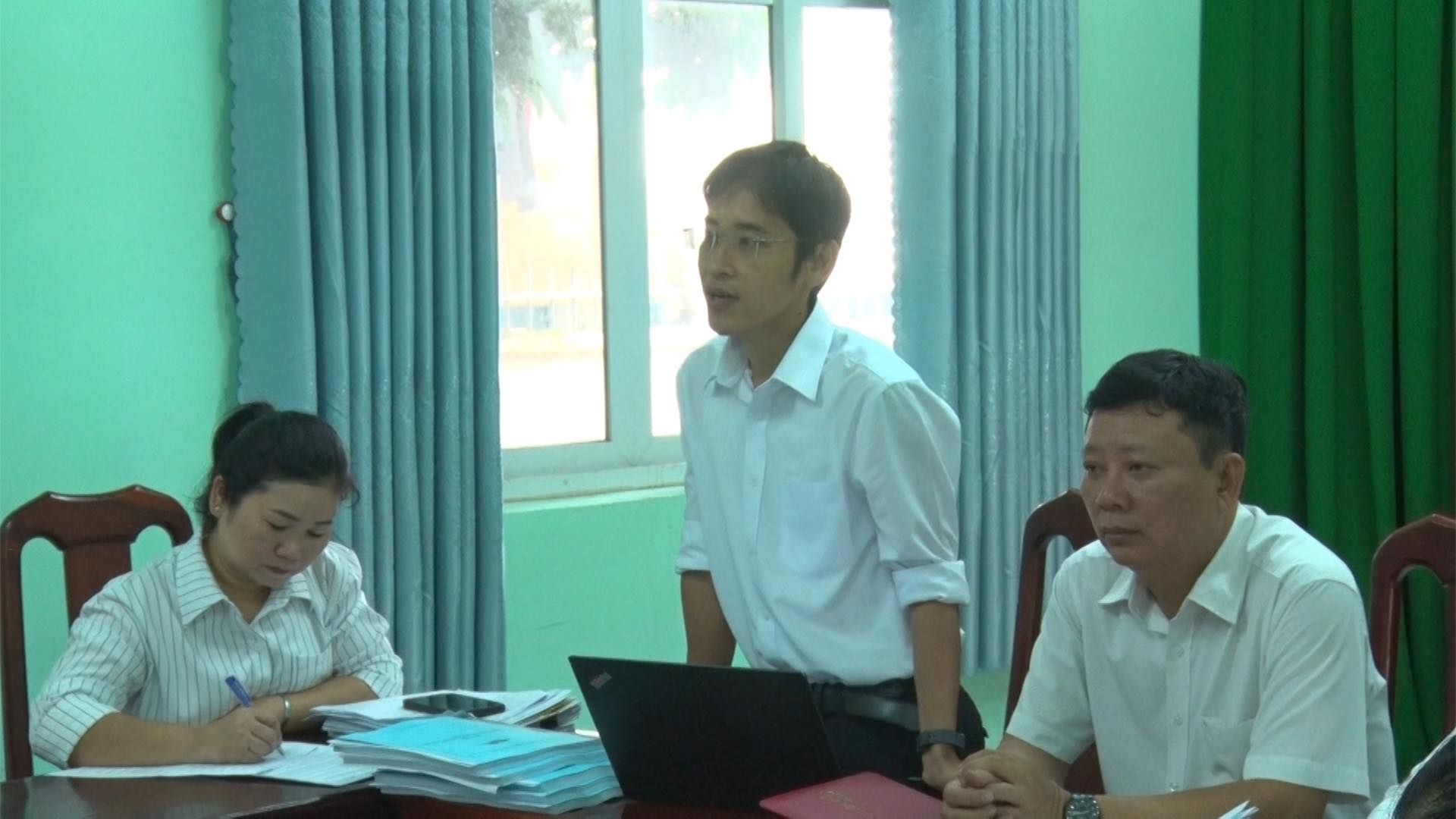 Có thể là hình ảnh về 4 người và mọi người đang học
