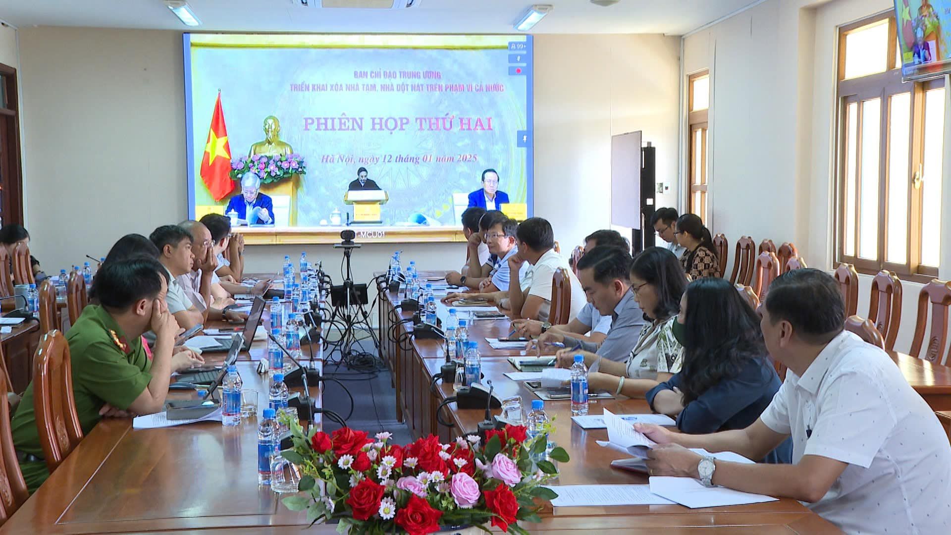 Có thể là hình ảnh về 9 người, mọi người đang học, bàn và văn bản