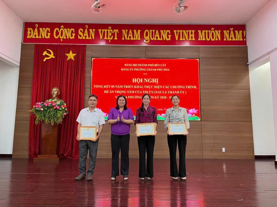 Có thể là hình ảnh về 4 người, cái bục và văn bản