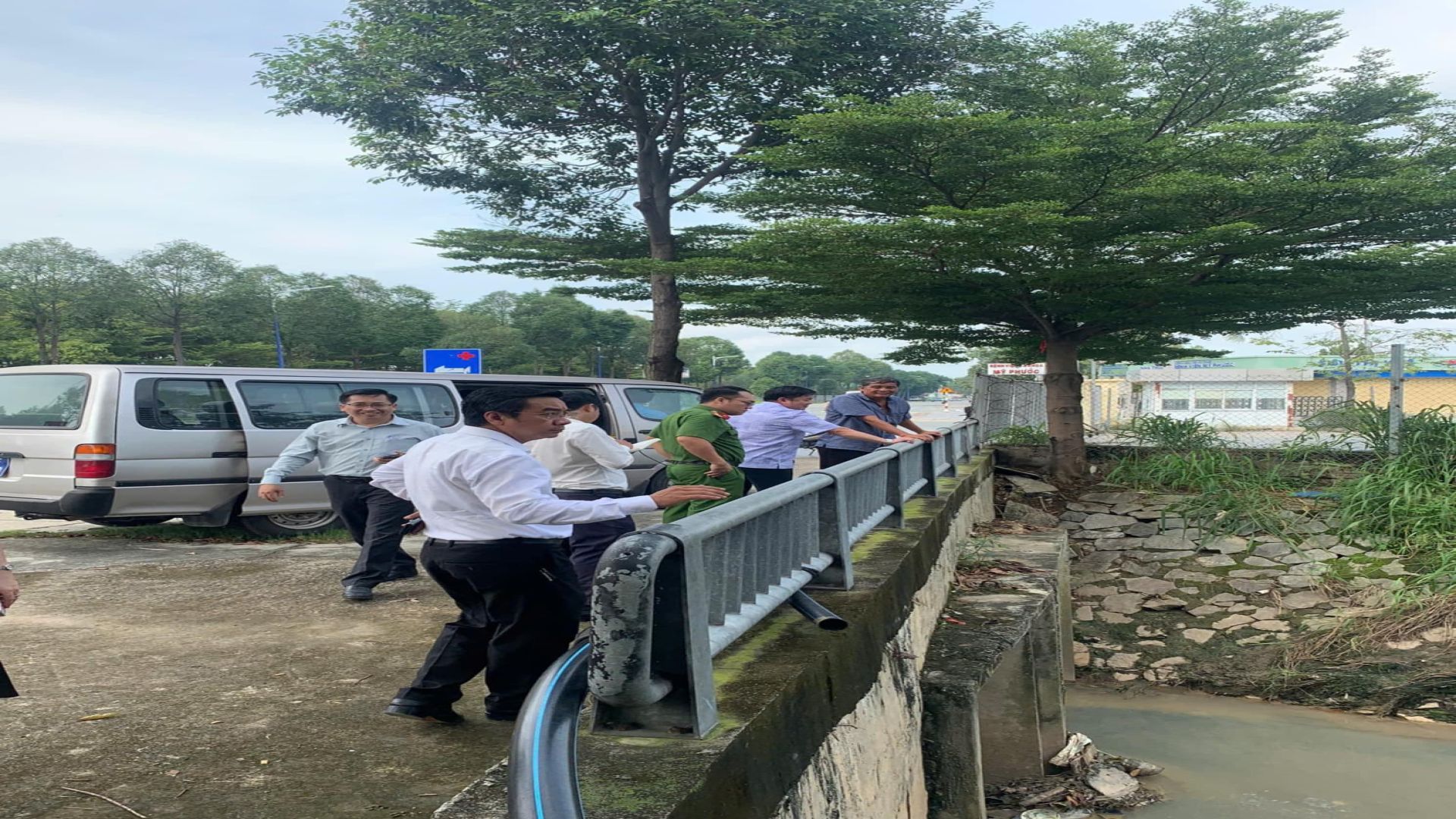 C&oacute; thể l&agrave; h&igrave;nh ảnh về 6 người v&agrave; c&acirc;y