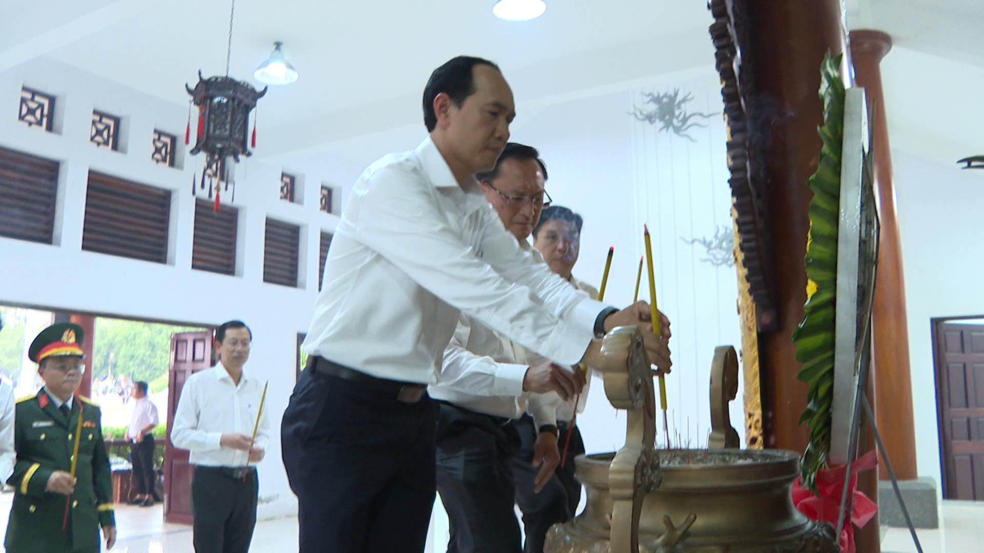 Có thể là hình ảnh về 4 người, thiết bị chiếu sáng và văn bản