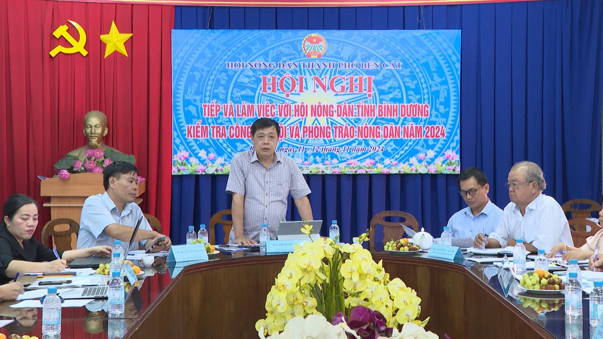 Có thể là hình ảnh về 6 người, cái bục và văn bản