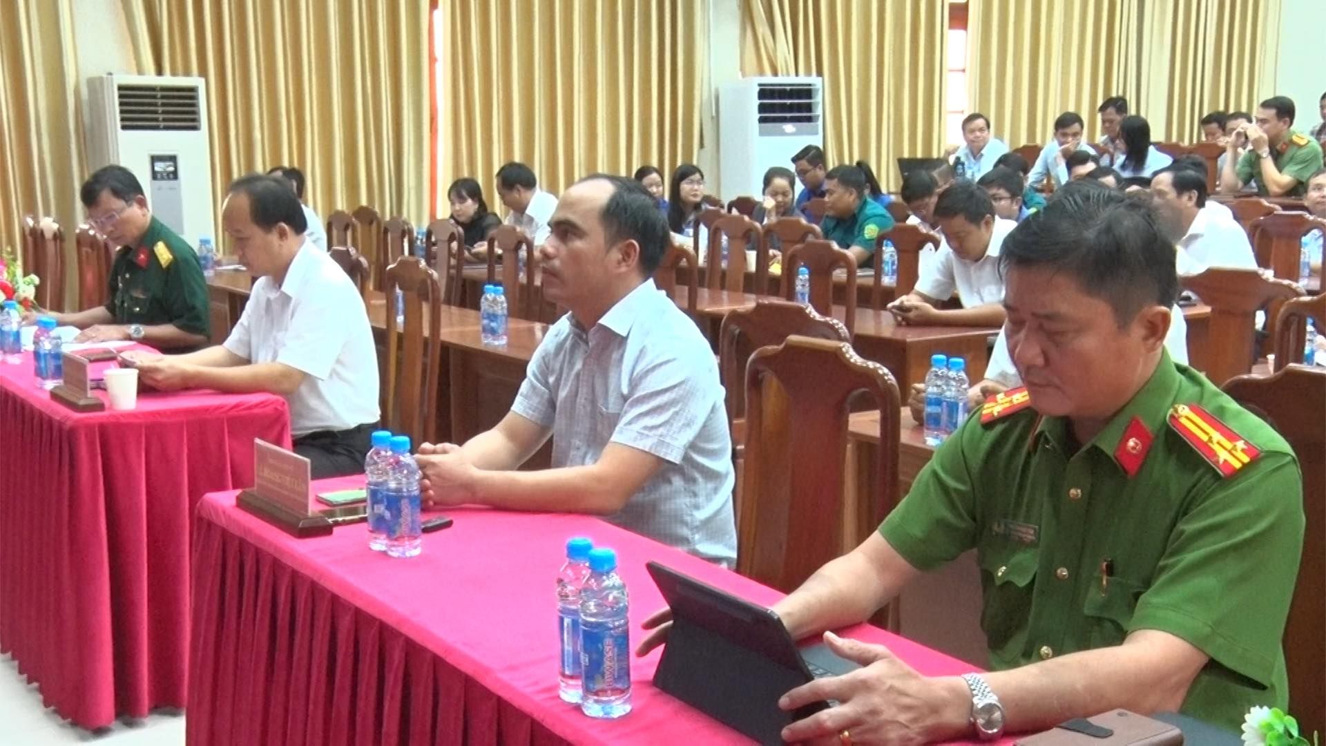 Có thể là hình ảnh về 3 người