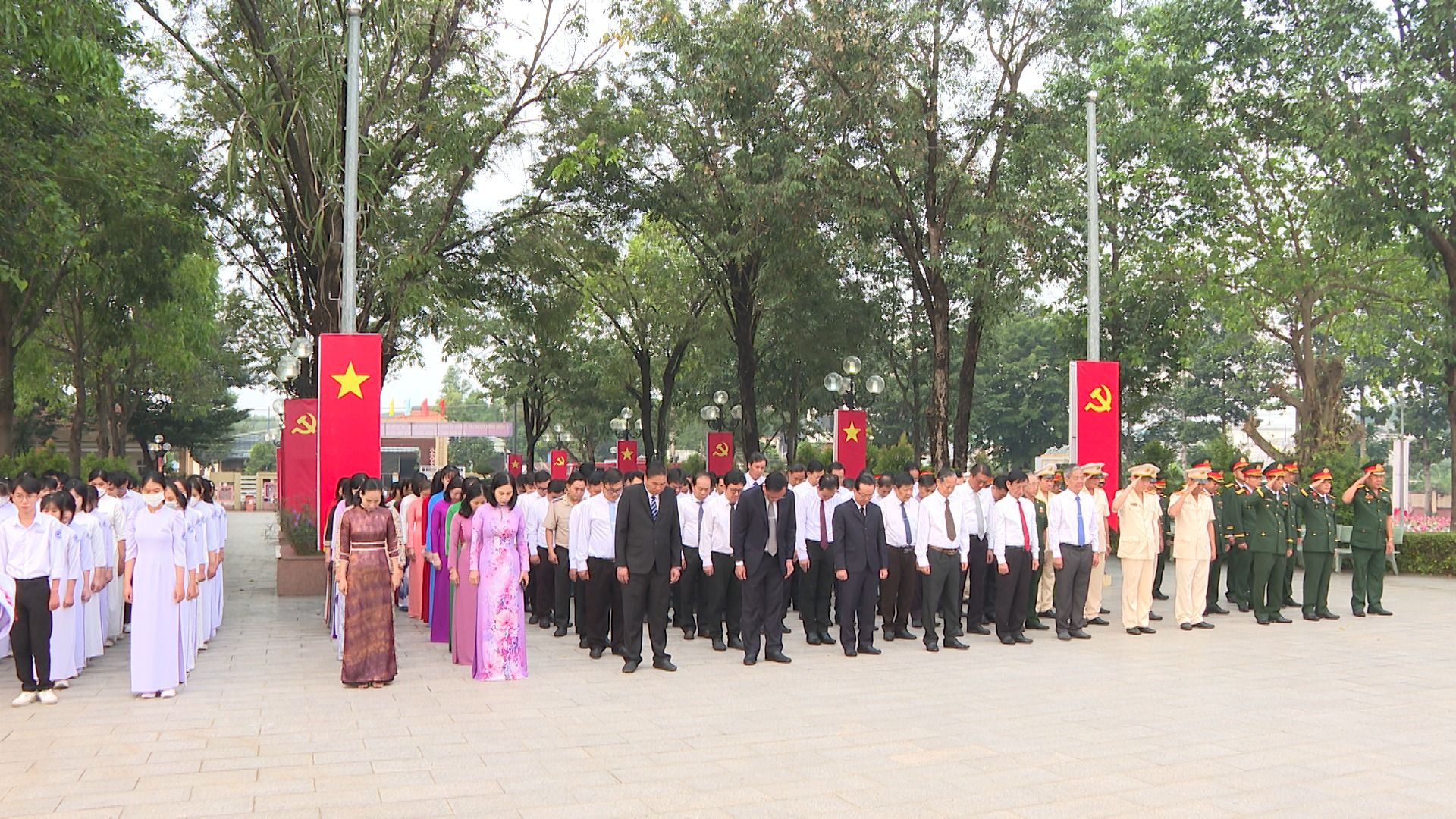 Có thể là hình ảnh về 6 người