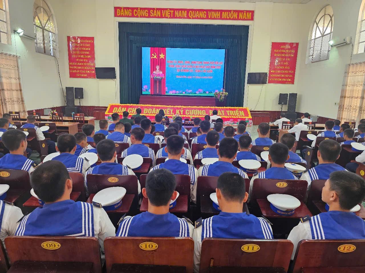 Có thể là hình ảnh về 1 người, đang học và văn bản