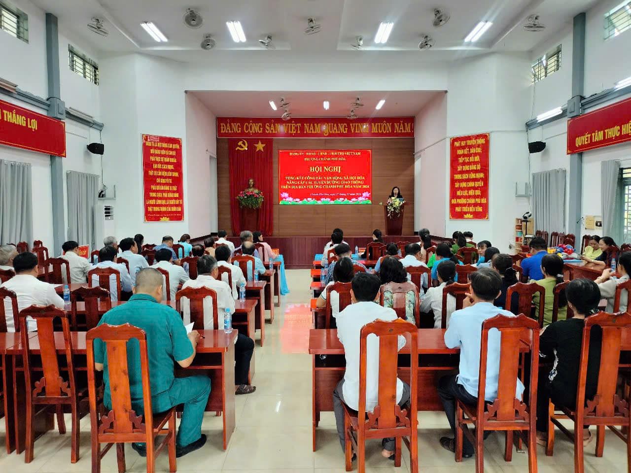 C&oacute; thể l&agrave; h&igrave;nh ảnh về 2 người v&agrave; văn bản