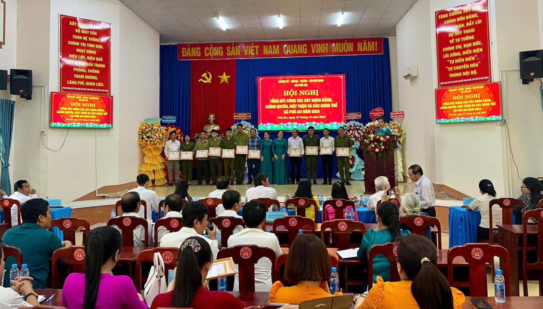 Có thể là hình ảnh về 9 người và văn bản