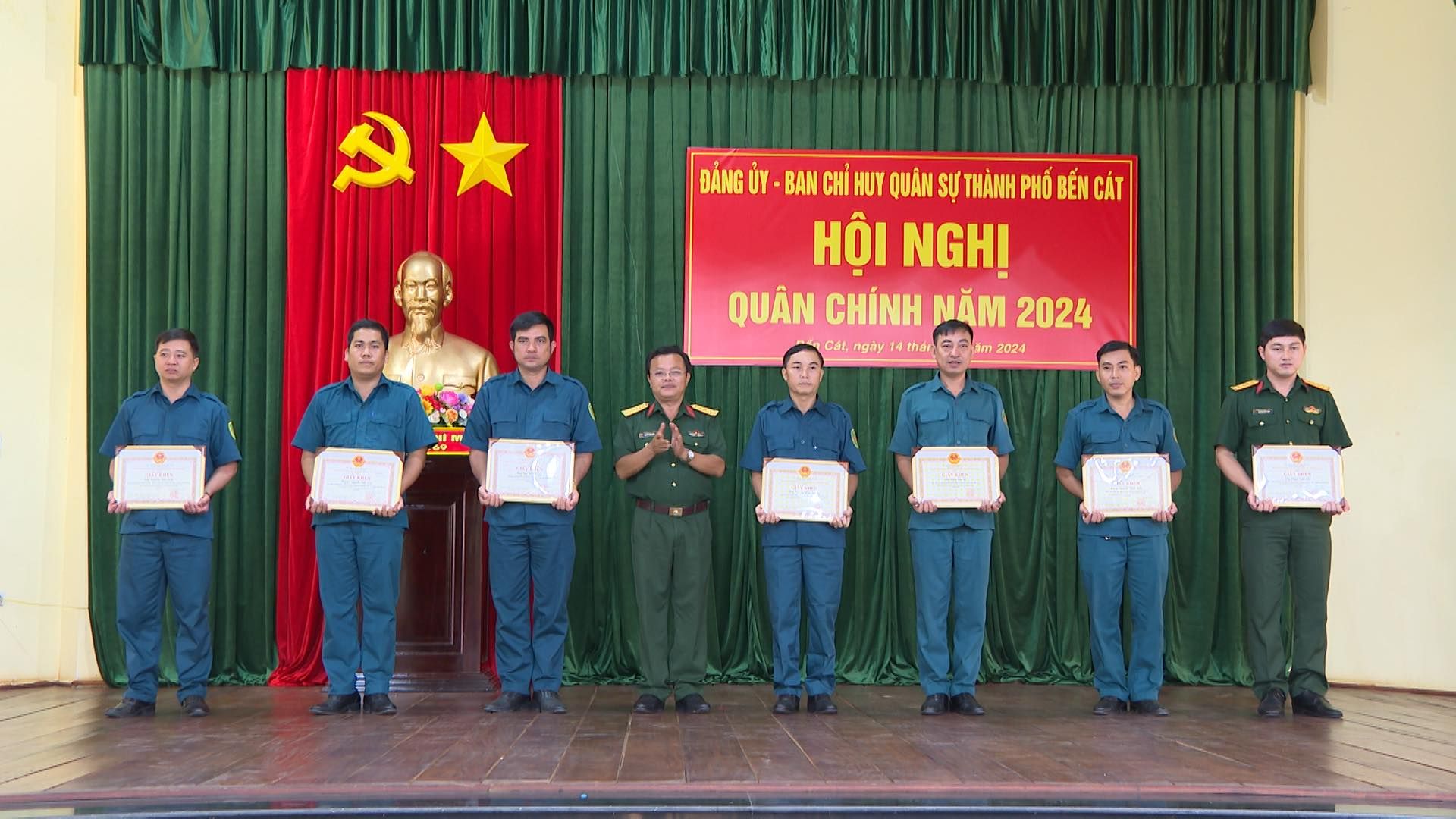 C&oacute; thể l&agrave; h&igrave;nh ảnh về 9 người v&agrave; văn bản