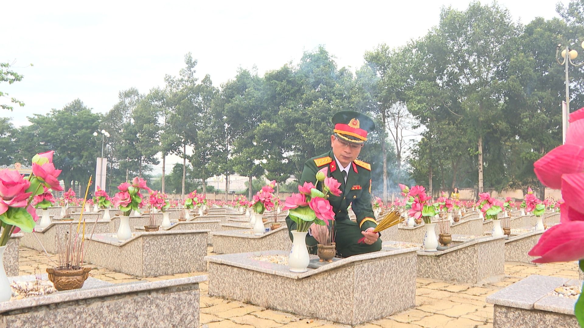 Có thể là hình ảnh về 1 người và đài kỷ niệm