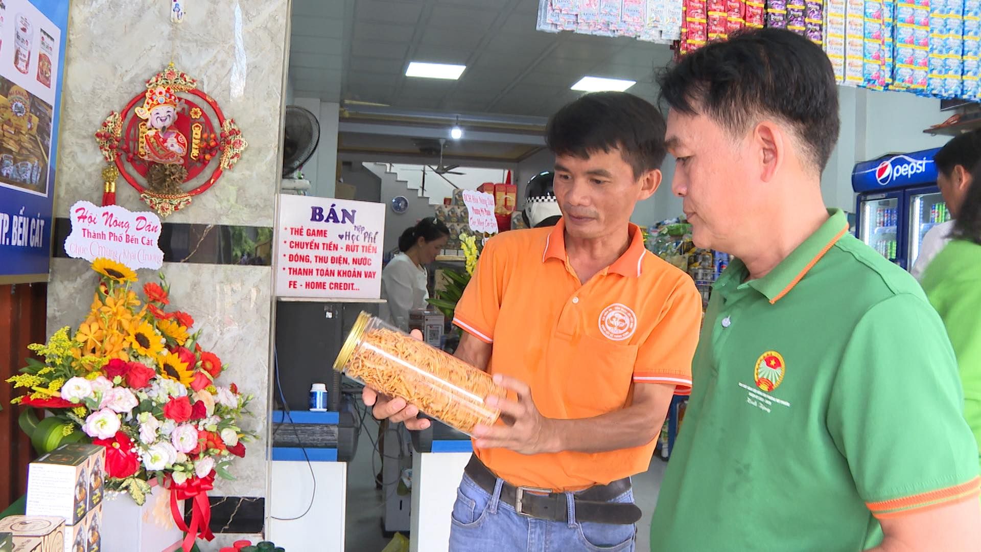 Có thể là hình ảnh về 3 người và văn bản