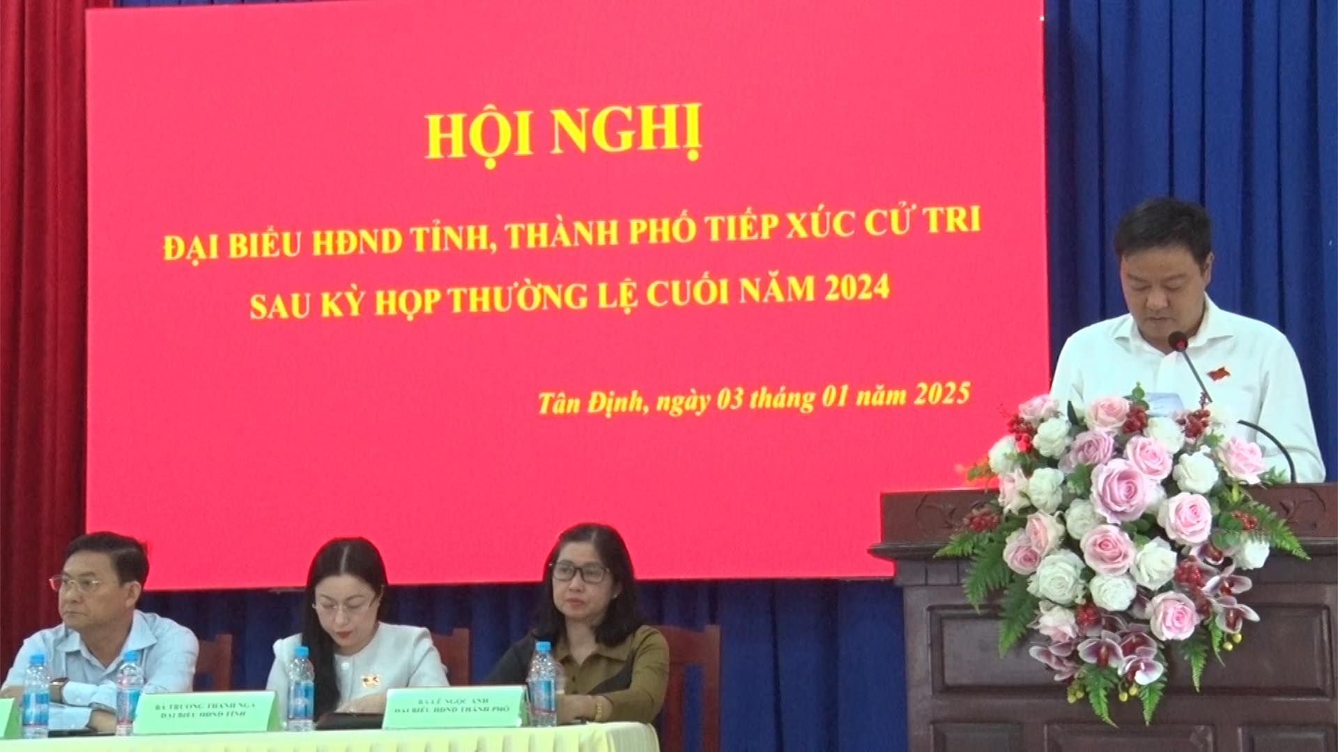Có thể là hình ảnh về 4 người, cái bục và văn bản