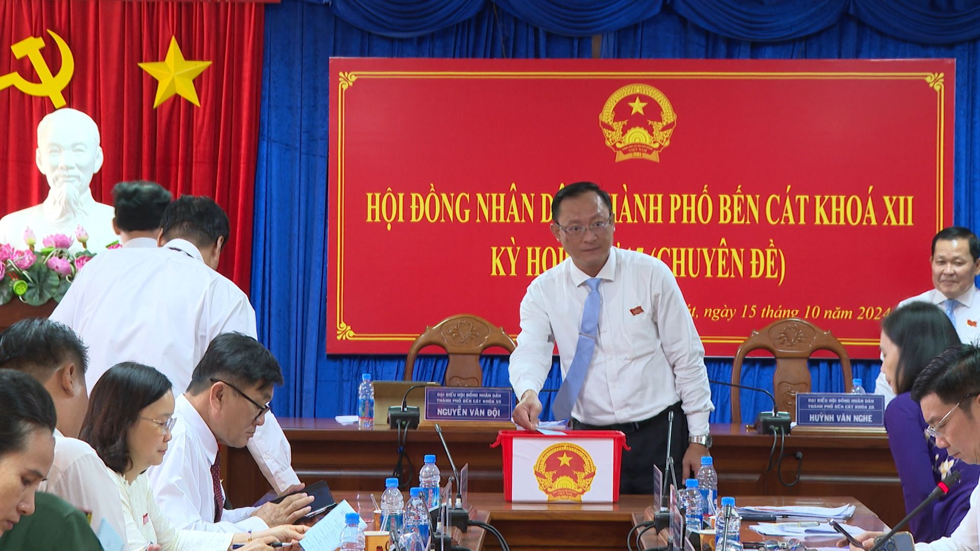 C&oacute; thể l&agrave; h&igrave;nh ảnh về 7 người v&agrave; văn bản