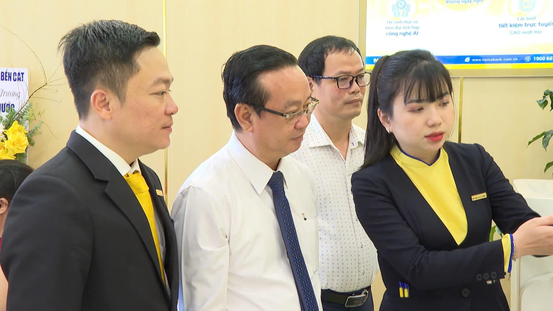 Có thể là hình ảnh về 4 người và văn bản